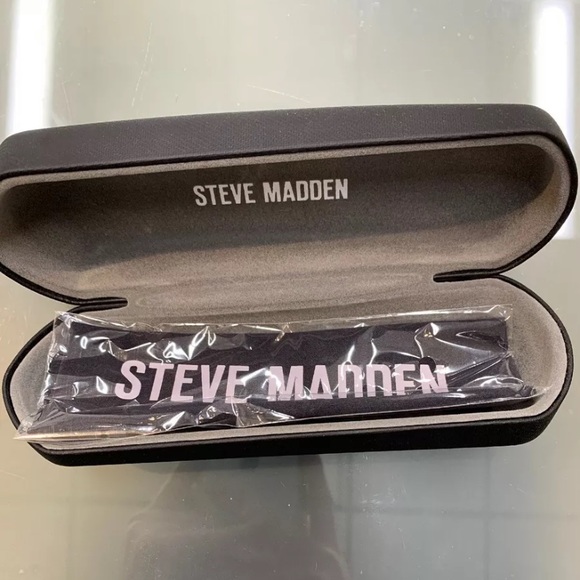 NEW Steve Madden Eyeglass case with cleaning cloth - Picture 2 of 3